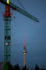 Berlin  Deutschland  Baukran in Mitte und der Berliner Fernsehturm bei Nacht