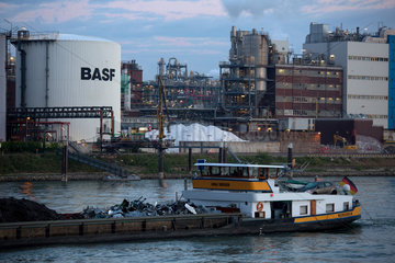 Ludwigshafen  Deutschland  BASF Stammwerk am Rhein und ein Frachtschiff auf dem Rhein