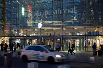 Berlin  Deutschland  Eingang zum Berliner Hauptbahnhof am Abend