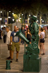 Barcelona  Spanien  Schausteller auf der beruehmten Flaniermeile La Rambla