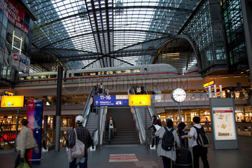 Berlin  Deutschland  Innenansicht des Berliner Hauptbahnhofs