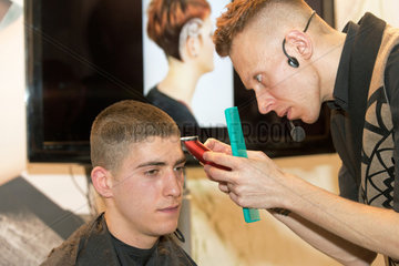 Posen  Polen  Besucher der Messe LOOK / BEAUTY VISION laesst sich die Haare schneiden