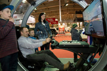 Posen  Polen  Besucher in einem Fahrsimulator bei der Motor Show 2013