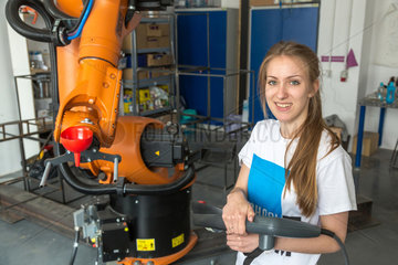 Posen  Polen  Studentin demonstriert die Arbeit mit einem Industrieroboter