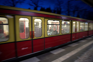 Zeuthen  Deutschland  abfahrende S-Bahn