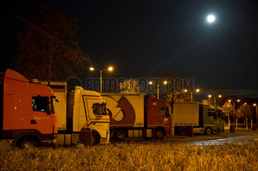 Frankfurt (Oder)  Deutschland  LKWs auf einem Parkplatz am Rasthof Biegener Hellen Sued