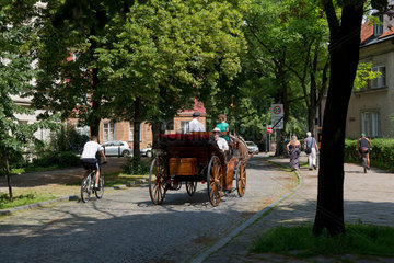 Warschau  Polen  Pferdekutsche mit Touristen im Stadtteil Nowe Miasto.