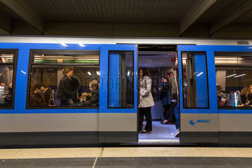 Muenchen  Deutschland  Fahrgaeste in einer U-Bahn