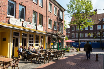 Emden  Deutschland  Strassencafe in der Emder Innenstadt