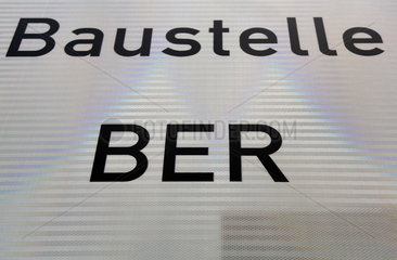 Schoenefeld  Deutschland  Hinweisschild zur Baustelle des BER  Flughafen Berlin Brandenburg