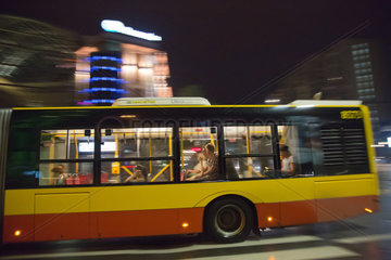 Warschau  Polen  ein Linienbus faehrt vorbei