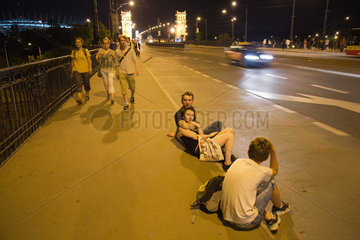 Warschau  Polen  junges Paar wartet an der Bushaltestelle auf der Poniatowski-Bruecke