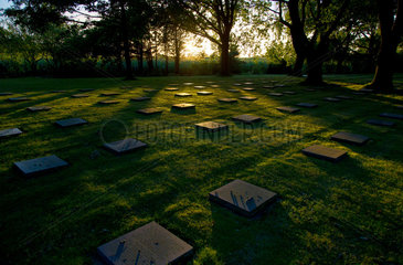 Menen  Belgien  Blick ueber den Deutschen Soldatenfriedhof Menen