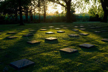 Menen  Belgien  Blick ueber den Deutschen Soldatenfriedhof Menen