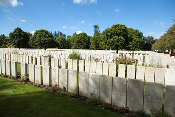 Poperinge  Belgien  Graeber britischer Soldaten auf dem Soldatenfriedhof Lijssenthoek