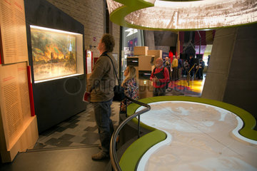 Ypern  Belgien  Besucher im In Flanders Fields Museum