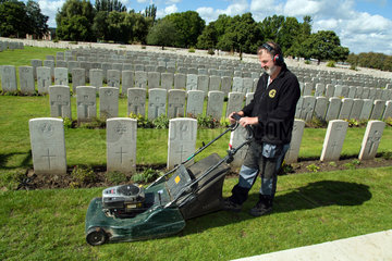 Poperinge  Belgien  Friedhofsgaertner des Soldatenfriedhof Lijssenthoek