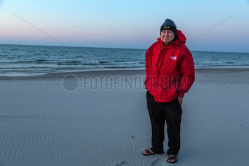 Kussfeld  Polen  Tourist beim Strandspaziergang nach Sonnenuntergang