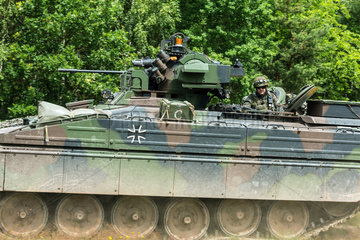 Gardelegen  Deutschland  Panzergrenadierkompanie uebt Angriff auf dem Truppenuebungsplatz Altmark