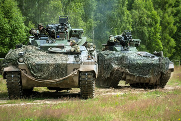 Gardelegen  Deutschland  Panzergrenadierkompanie uebt Angriff auf dem Truppenuebungsplatz Altmark
