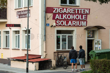 Gubin  Polen  Laden fuer Alkohol  Zigaretten und ein Solarium