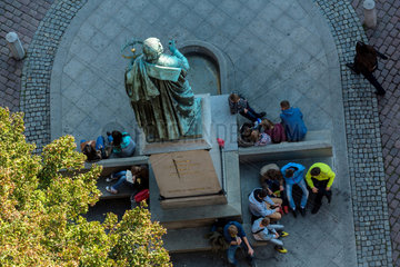 Thorn  Polen  Studenten sitzen am Kopernikus-Denkmal