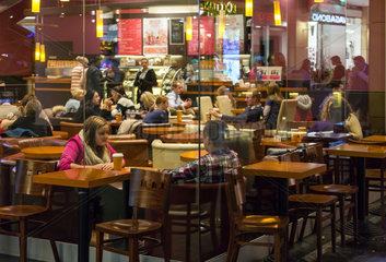 Warschau  Polen  Blick in ein Cafe im Stadtzentrum