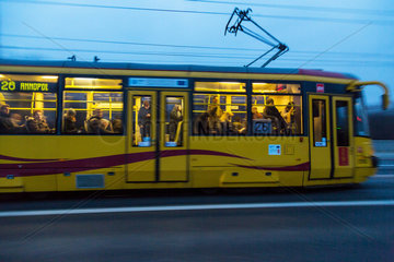 Warschau  Polen  Zug der Strassenbahnlinie 26 am Abend