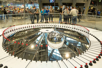 Warschau  Polen  Besucher im Wissenschaftszentrum Kopernikus