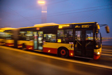 Warschau  Polen  Busline 226 am Abend