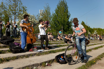 Berlin  Deutschland  Musiker spielen im Mauerpark in Prenzlauer Berg