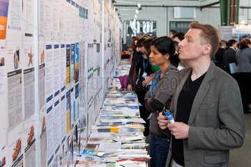 Berlin  Deutschland  Besucher auf der Connecticum 2011 an der Jobwall