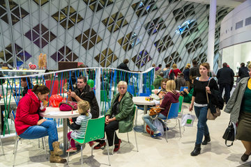 Posen  Polen  Besucher am Tag der Eroeffnung im Poznan City Center