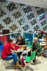 Posen  Polen  Besucher am Tag der Eroeffnung im Poznan City Center
