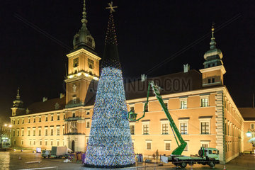 Warschau  Polen  Errichtung eines Weihnachtsbaums am Abend