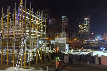 Warschau  Polen  Arbeiter auf einer Baustelle bei Nacht
