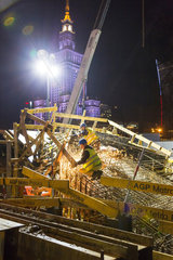 Warschau  Polen  Arbeiter auf einer Baustelle bei Nacht