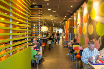 Breslau  Polen  Menschen in einer McDonalds-Filiale