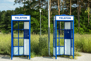 Ladek  Polen  alte Telefonzellen ohne Telefone an einer Autobahnraststaette