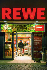 Bremen  Deutschland  REWE-Supermarkt am Abend