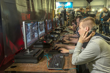 Posen  Polen  Besucher auf der Poznan Game Arena spielen Computerspiele