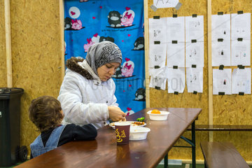 Bremen  Deutschland  syrische Fluechtlingsfamilie in einer Notunterkunft