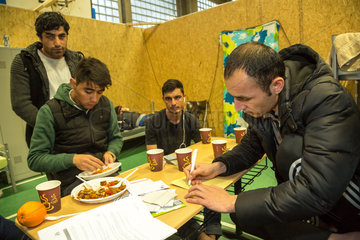 Bremen  Deutschland  afghanische Fluechtlinge in einer Notunterkunft