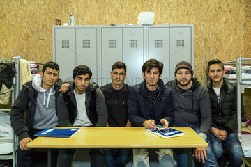 Bremen  Deutschland  afghanischer Fluechtling in einer Notunterkunft