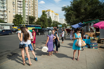 Chisinau  Republik Moldau  Menschen warten an einer Bushaltestelle