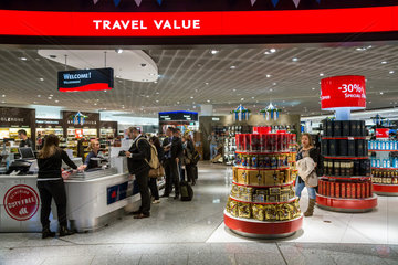 Frankfurt  Deutschland  Travel Value Shop im Transitbereich des Flughafen Frankfurt