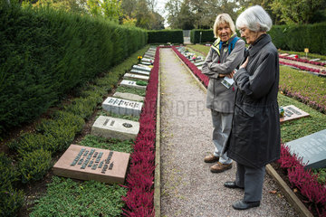 Karlsruhe  Deutschland  Frauen vor einem Grab auf dem Hauptfriedhof