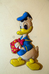 Posen  Polen  Donald-Duck-Figur haengt an der Wand eines Wohnzimmers