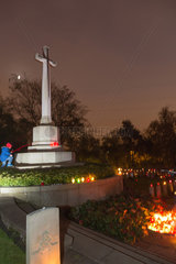 Posen  Polen  Besucher zu Allerheiligen auf dem Garnisonfriedhof