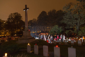 Posen  Polen  Besucher zu Allerheiligen auf dem Garnisonfriedhof